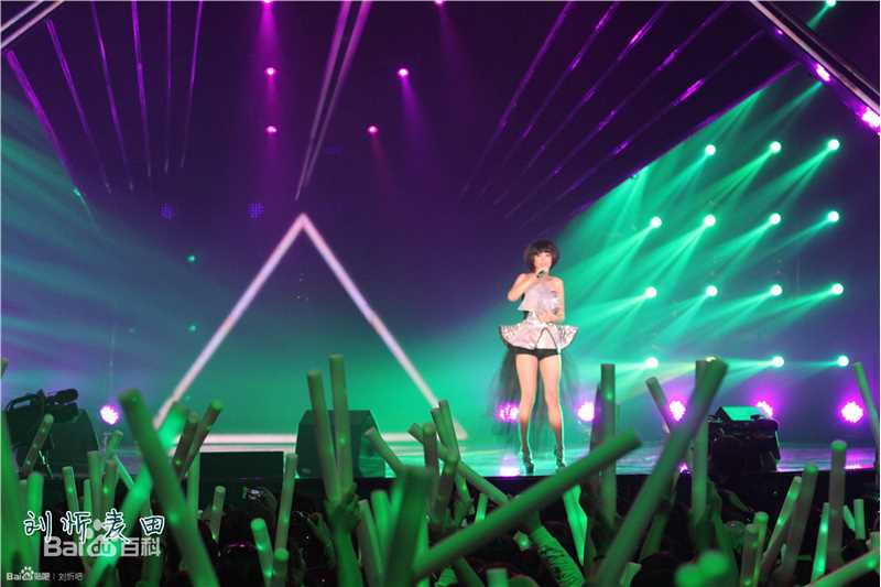 刘忻(Moraynia（中文音译：莫莱妮亚）)演唱会现场性感图片壁纸