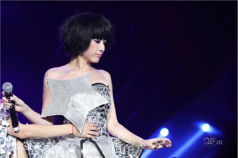 刘忻(Moraynia（中文音译：莫莱妮亚）)演唱会现场性感图片壁纸