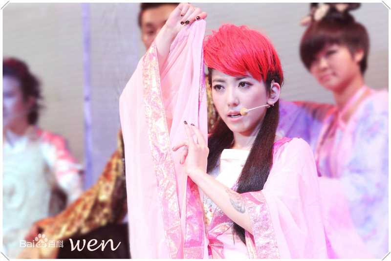 刘忻(Moraynia（中文音译：莫莱妮亚）)演唱会现场性感图片壁纸