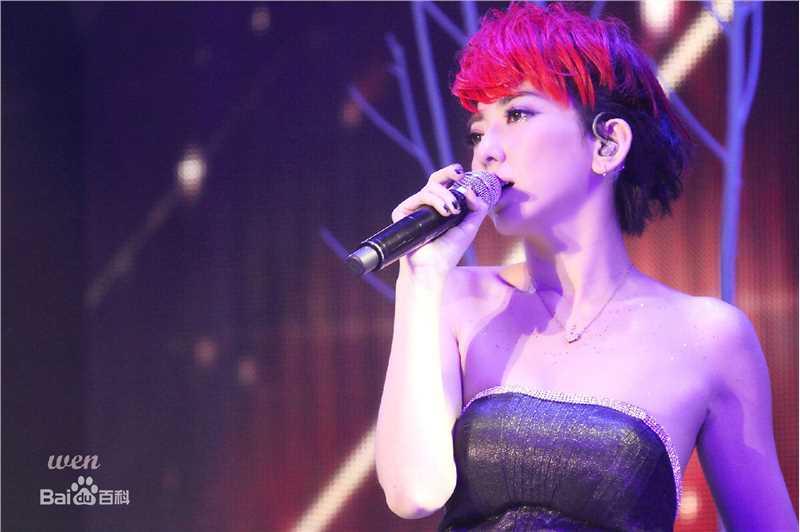 刘忻(Moraynia（中文音译：莫莱妮亚）)演唱会现场性感图片壁纸