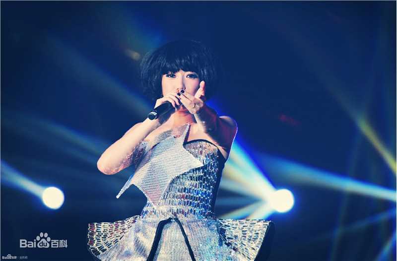 刘忻(Moraynia（中文音译：莫莱妮亚）)演唱会现场性感图片壁纸