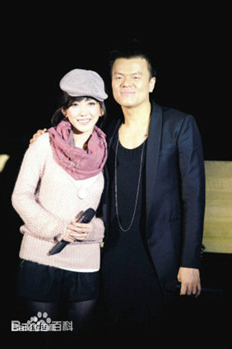 刘忻(Moraynia（中文音译：莫莱妮亚）)2008.10.13北京出道新闻发布会前后照片