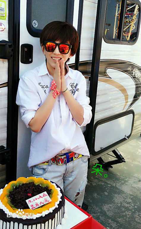 精选刘忻(Moraynia（中文音译：莫莱妮亚）)在《热舞之灵》片场照中的图册