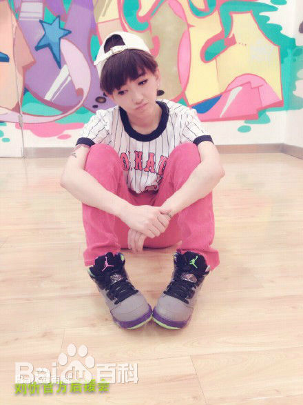 精选刘忻(Moraynia（中文音译：莫莱妮亚）)在《热舞之灵》片场照中的图册