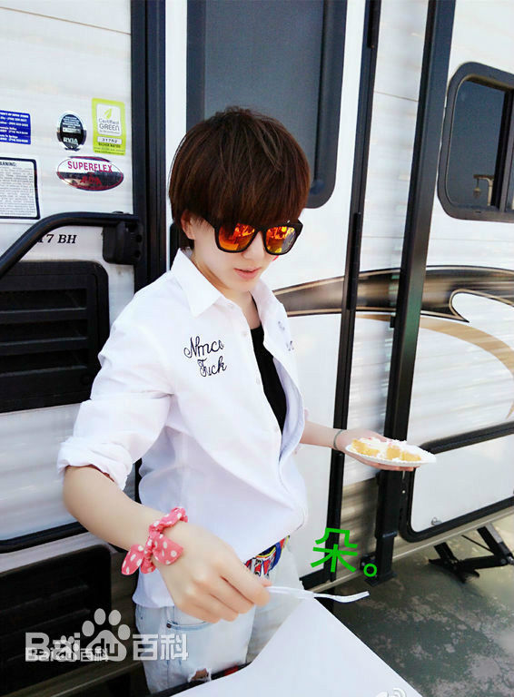 精选刘忻(Moraynia（中文音译：莫莱妮亚）)在《热舞之灵》片场照中的图册