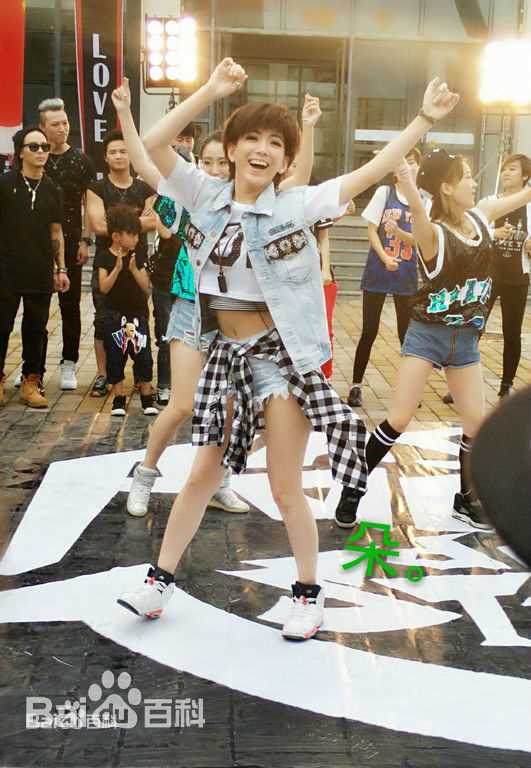 精选刘忻(Moraynia（中文音译：莫莱妮亚）)在《热舞之灵》片场照中的图册