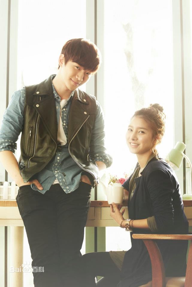 金素恩(Kim So Eun)堤川音乐电影节红毯生活照