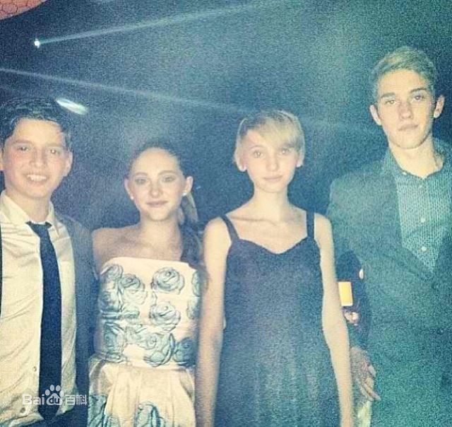 薇洛·西尔德斯(Willow Shields)和家人素颜照相册