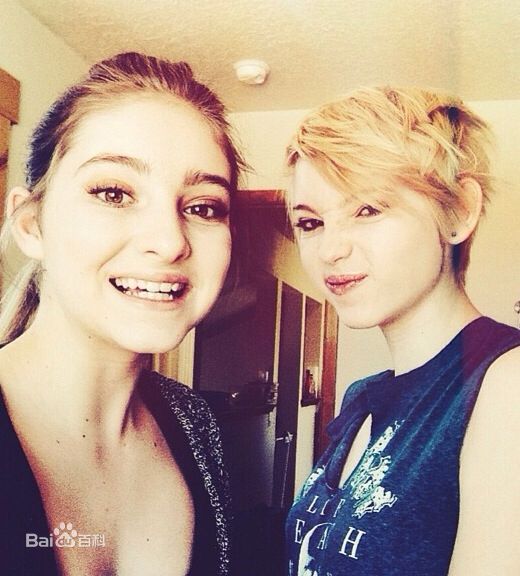 薇洛·西尔德斯(Willow Shields)和家人素颜照相册