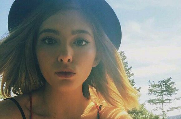 薇洛·西尔德斯(Willow Shields)生活照