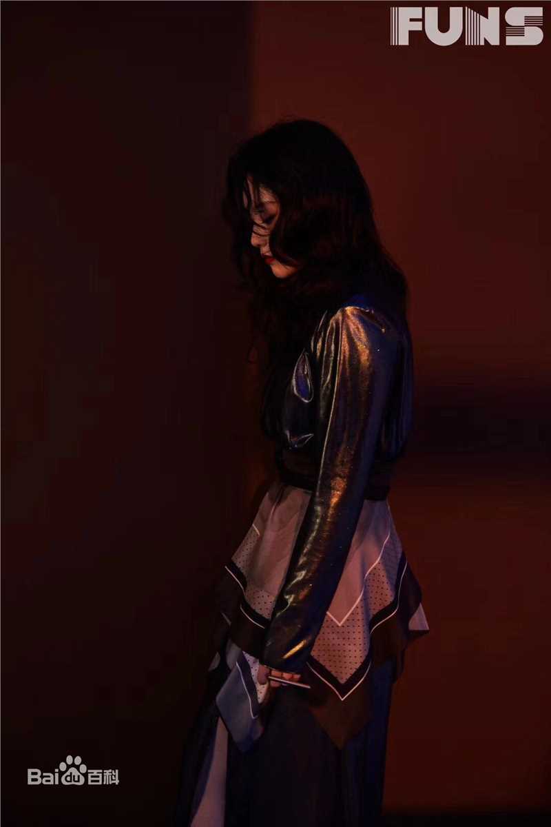 尚语贤最新杂志壁纸