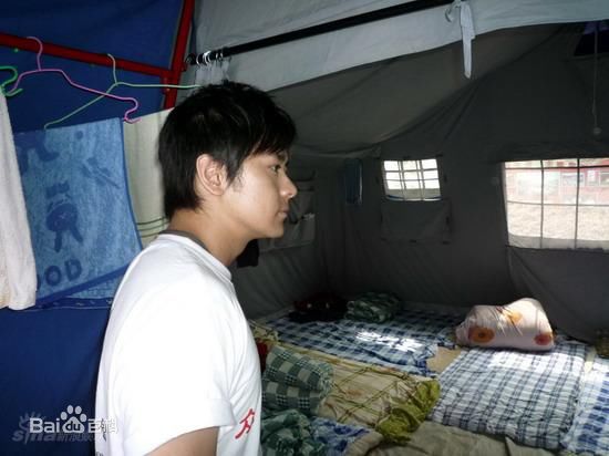 林志颖(Jimmy Lin)2008.5 四川重灾区探望当地灾民壁纸壁纸