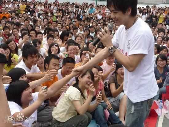 林志颖(Jimmy Lin)2008.5 四川重灾区探望当地灾民壁纸壁纸