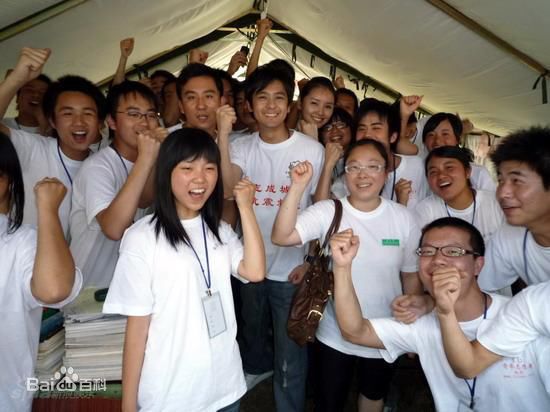 林志颖(Jimmy Lin)2008.5 四川重灾区探望当地灾民壁纸壁纸