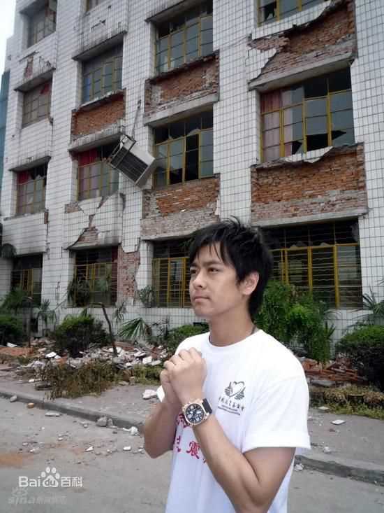 林志颖(Jimmy Lin)2008.5 四川重灾区探望当地灾民壁纸壁纸