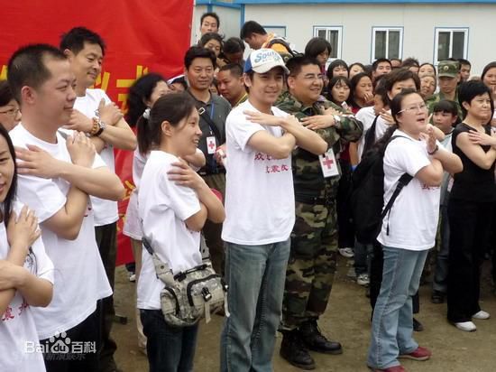 林志颖(Jimmy Lin)2008.5 四川重灾区探望当地灾民壁纸壁纸