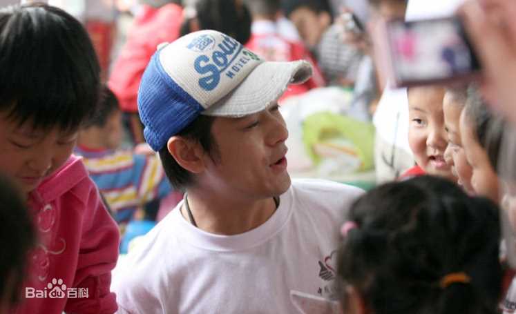 林志颖(Jimmy Lin)2008.5 四川重灾区探望当地灾民壁纸壁纸