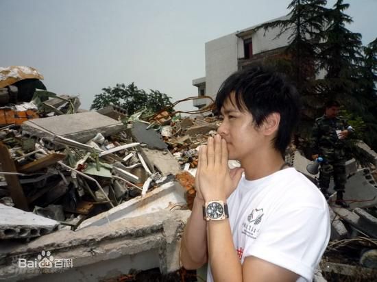 林志颖(Jimmy Lin)2008.5 四川重灾区探望当地灾民壁纸壁纸