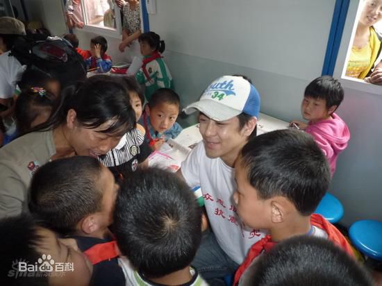 林志颖(Jimmy Lin)2008.5 四川重灾区探望当地灾民壁纸壁纸