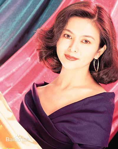 关之琳(Rosamund Kwan)十指紧扣与陈泰铭巴黎购物生活照