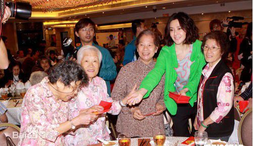 关之琳(Rosamund Kwan)参加2010新春同乐会素颜照相册