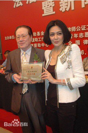 关之琳(Rosamund Kwan)法律援助形象大使前后照片