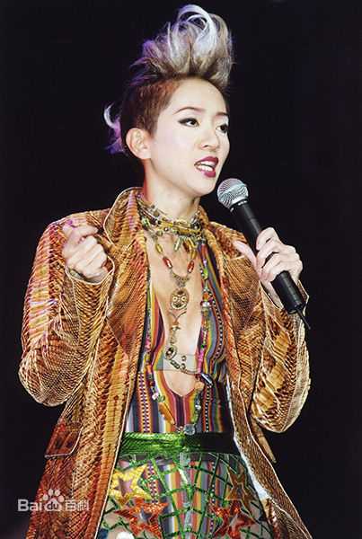 梅艳芳(Anita Mui，アニタ ·ムイ)2002年极梦幻演唱会性感图片图集