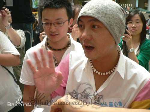 张卫健(Dicky Cheung)慈善街头筹款素颜照相册