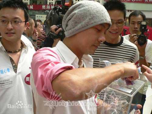 张卫健(Dicky Cheung)慈善街头筹款素颜照相册