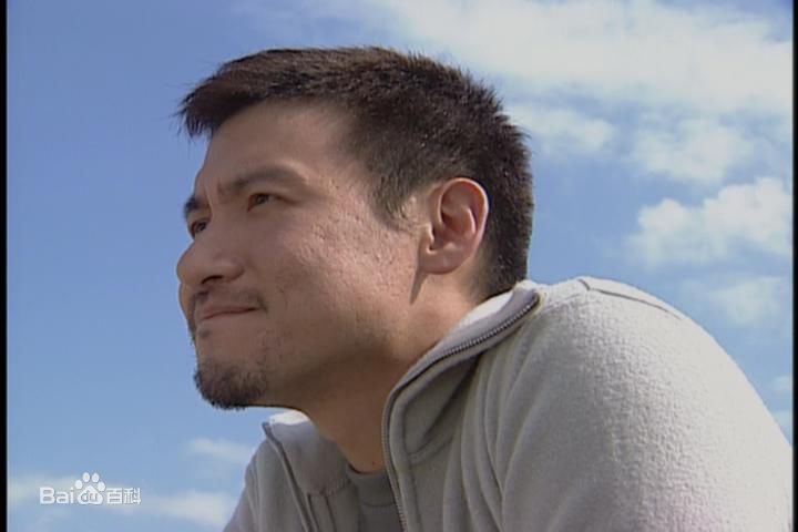 张学友(Jacky Cheung)在电视短剧《烈爱伤痕》截图中的