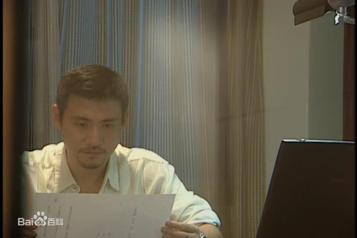 张学友(Jacky Cheung)在电视短剧《烈爱伤痕》截图中的