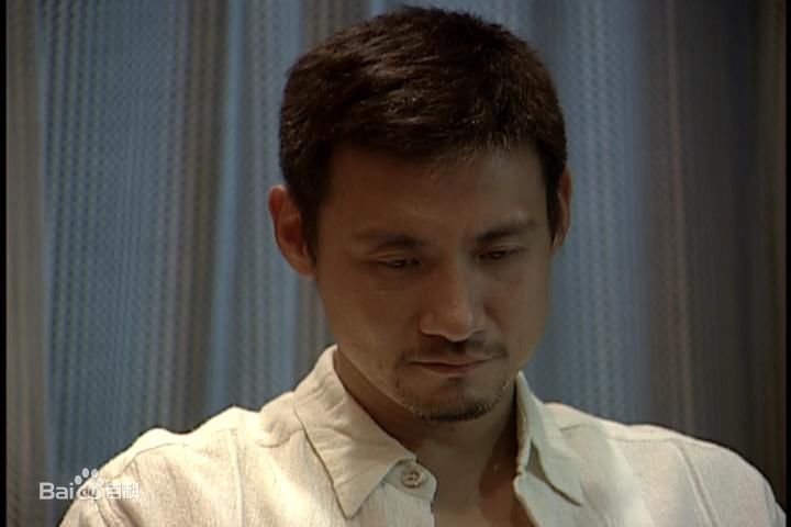 张学友(Jacky Cheung)在电视短剧《烈爱伤痕》截图中的