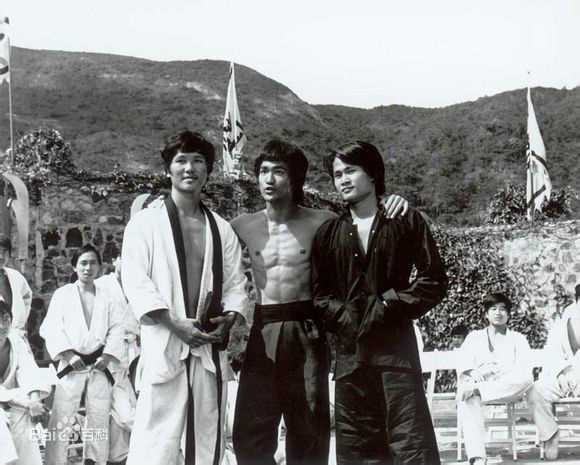 林正英(Ching-Ying Lam)（右一）与李小龙，陈会毅图片图集