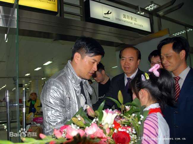 吕良伟(RayLui)红领巾系给“丁力”叔叔性感图片图集