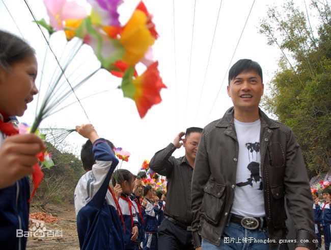 吕良伟(RayLui)红领巾系给“丁力”叔叔性感图片图集