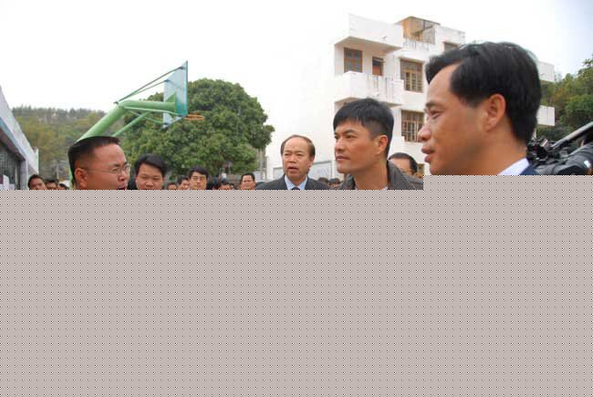 吕良伟(RayLui)红领巾系给“丁力”叔叔性感图片图集