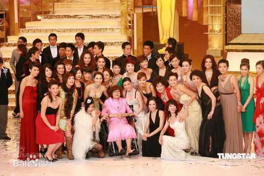 李司棋(Louise Lee)在社会活动中的性感图片图集