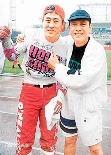 罗文(Roman，Tam)与亲友在一起性感图片图集