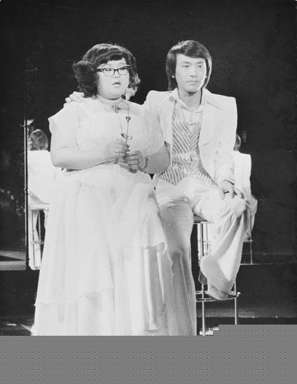 罗文(Roman，Tam)与亲友在一起性感图片图集