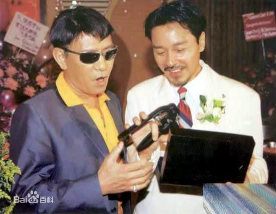 罗文(Roman，Tam)与亲友在一起性感图片图集