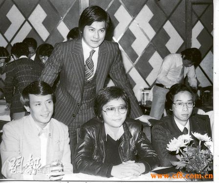 罗文(Roman，Tam)与亲友在一起性感图片图集