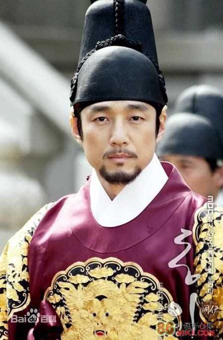 最新池珍熙()在《同伊》饰演肃宗中的壁纸