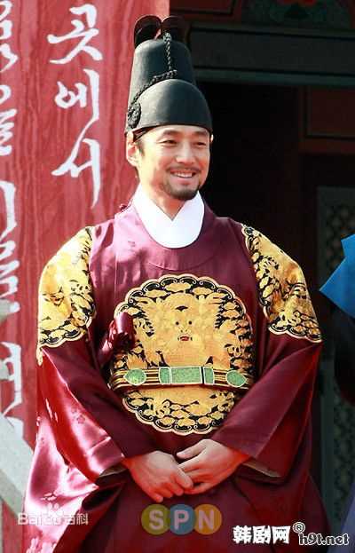 最新池珍熙()在《同伊》饰演肃宗中的壁纸