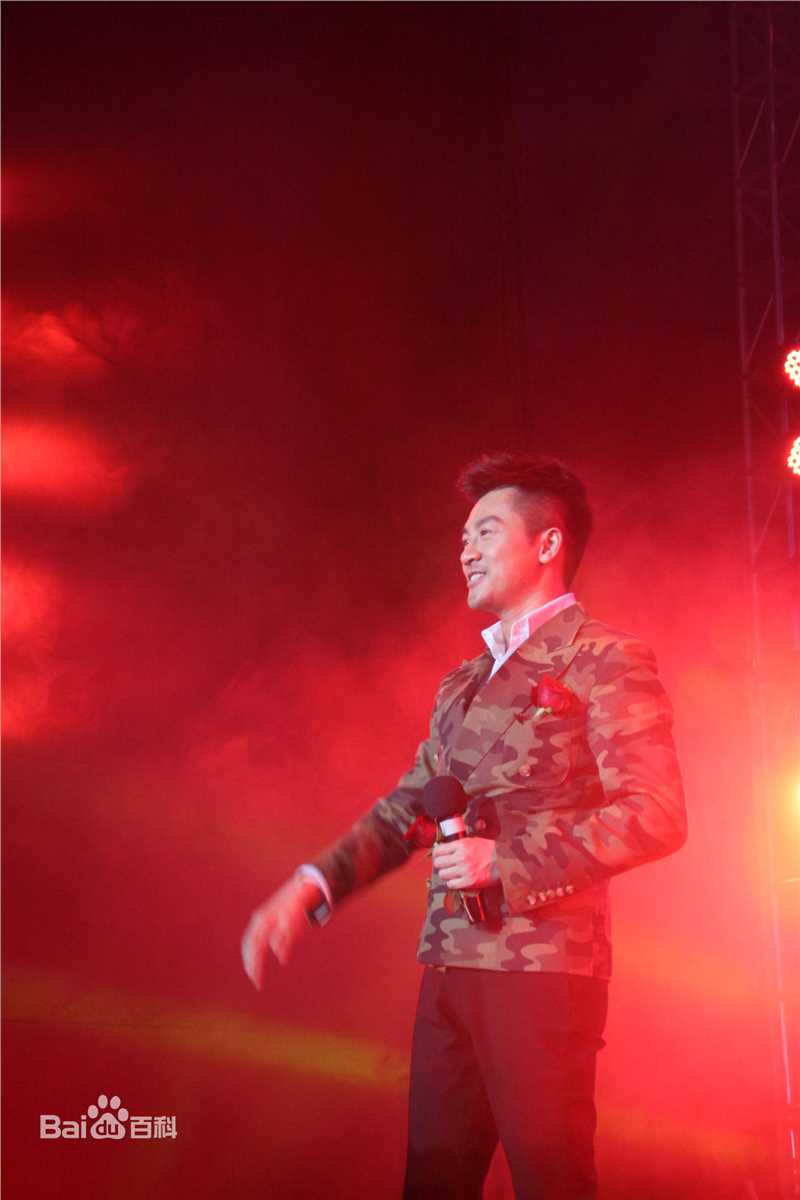苏有朋(Alec Su)代言大运年终晚会前后照片