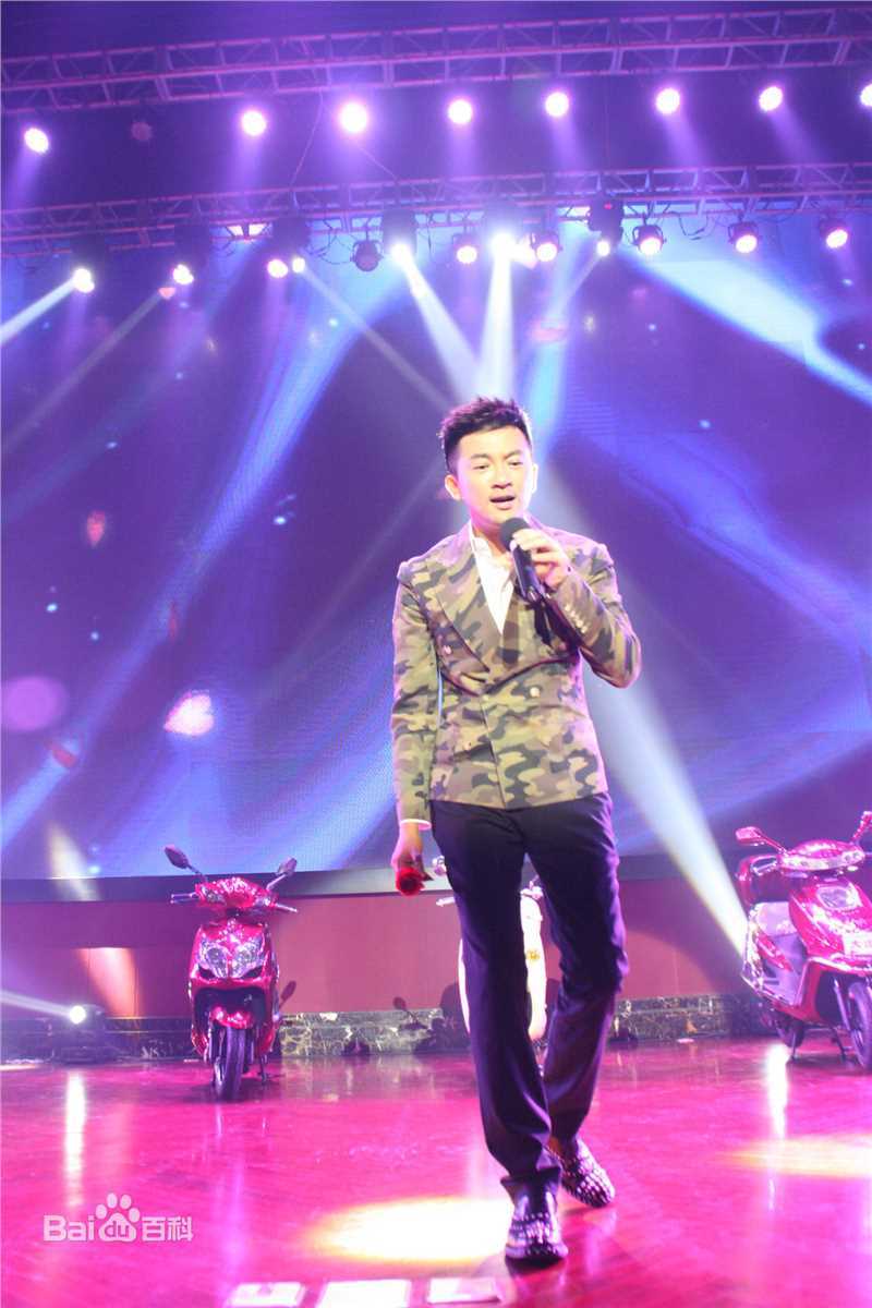 苏有朋(Alec Su)代言大运年终晚会前后照片