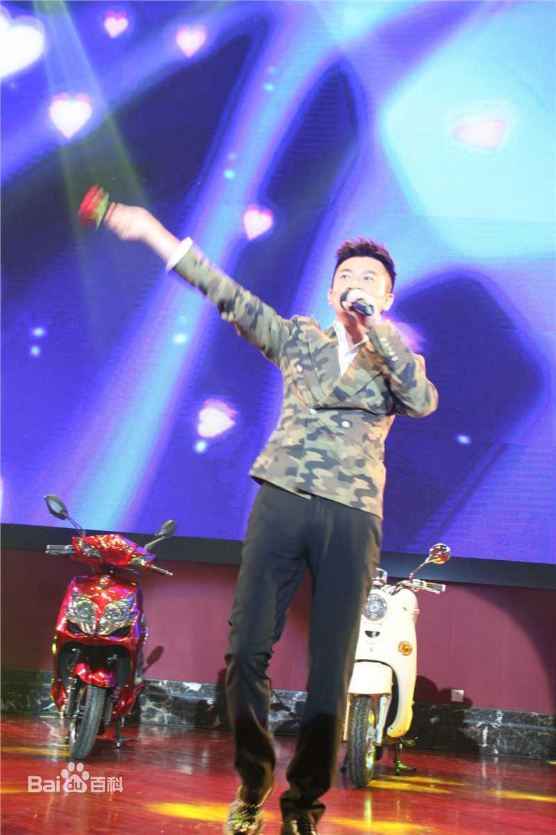 苏有朋(Alec Su)代言大运年终晚会前后照片