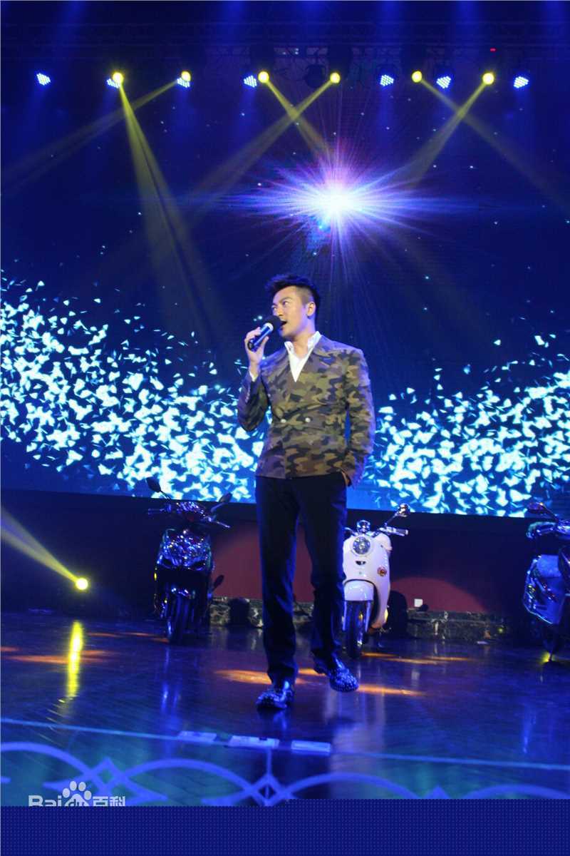 苏有朋(Alec Su)代言大运年终晚会前后照片