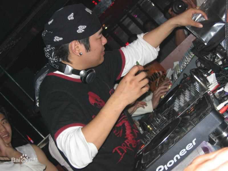 罗百吉(Lo, Jerry)在打碟性感图片图集