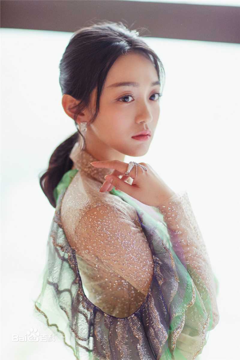 何泓姗(Viva)生活照前后照片