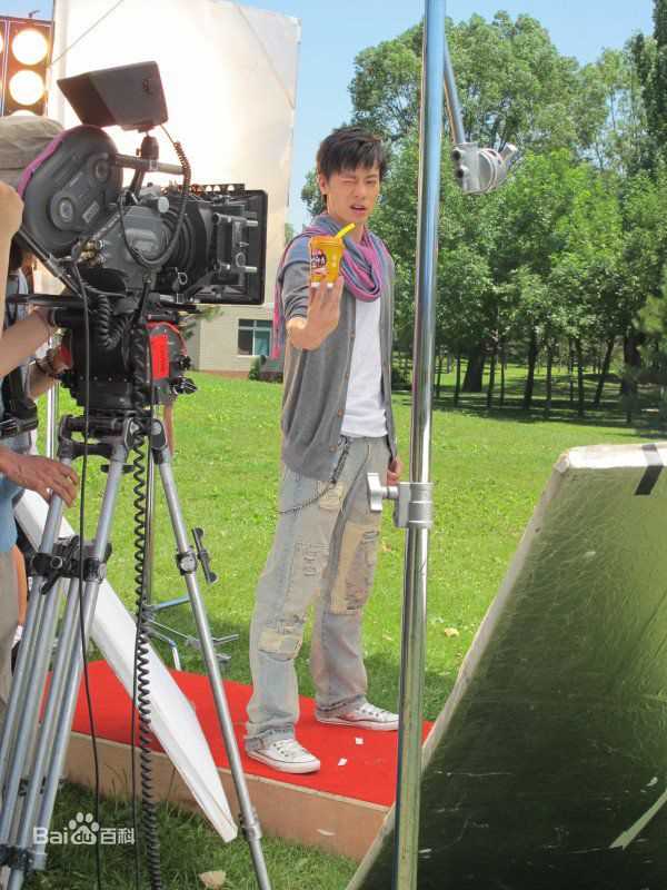 阮圣文广告拍摄前后照片